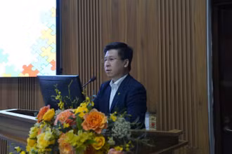 Tiến sĩ, bác sĩ Cao Việt Tùng, Phó Giám đốc Bệnh viện Nhi Trung ương chia sẻ với cha mẹ tại buổi họp mặt gia đình trẻ rối loạn phổ tự kỷ.