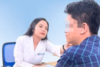 Bác sĩ thăm khám vết thương kiến ba khoang đốt cho bệnh nhân. 
