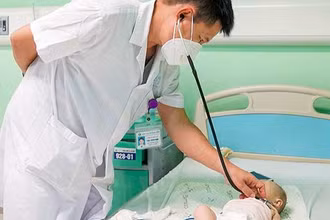 Tiến sĩ, bác sĩ Thái Thiên Nam đang thăm khám cho bệnh nhi ngộ độc vitamin D.