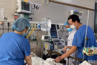 Các bác sĩ chăm sóc trường hợp bệnh nhân nặng nằm theo dõi tại Khoa Hồi sức tích cực.