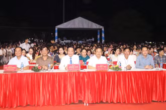 Lãnh đạo tỉnh Quảng Trị cùng rất đông du khách, người dân tham dự chương trình.