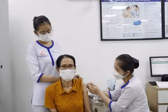 Tiêm vaccine phòng cúm.