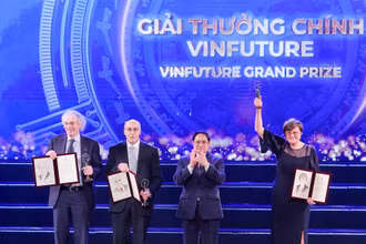 Thủ tướng Chính phủ Phạm Minh Chính trao giải chính cho chủ nhân giải VinFuture mùa thứ nhất.