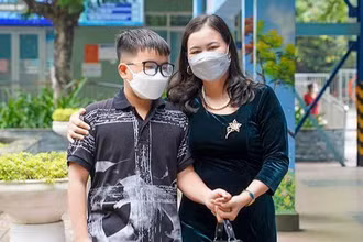 Hai mẹ con bạn N.H.Q (15 tuổi) chia sẻ về 3 năm chiến đấu và chiến thắng ung thư.