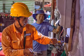 Sửa chữa, thay thế miễn phí hệ thống điện tại nhà các khách hàng có hoàn cảnh khó khăn.