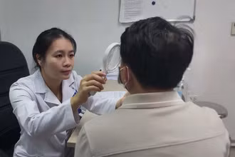 Bác sĩ Quách Thị Hà Giang đang khám cho 1 bệnh nhân bị viêm da tiếp xúc với kiến ba khoang.