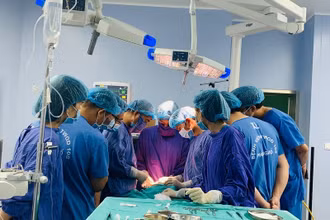 Các bác sĩ phẫu thuật cho người bệnh.