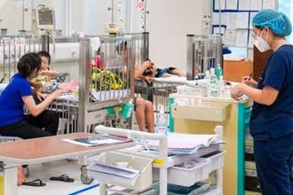 Trẻ bị đuối nước nằm điều trị tại Bệnh viện Nhi Trung ương.