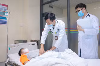 Bác sĩ thăm khám cho người bệnh sau điều trị đột quỵ não.