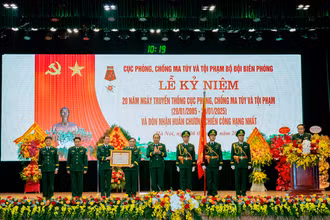 Trao Huân chương Chiến công hạng Nhất tặng Cục Phòng, chống ma túy và tội phạm Bộ đội Biên phòng. (Ảnh: DUY LIÊM)