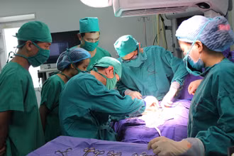 Kíp bác sĩ phẫu thuật cấp cứu cho bệnh nhi. 