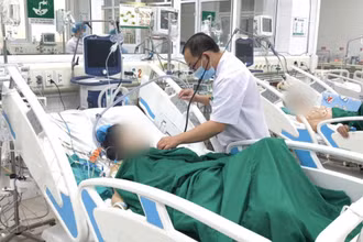 Bệnh nhân nằm điều trị tại Bệnh viện Bệnh Nhiệt đới Trung ương.