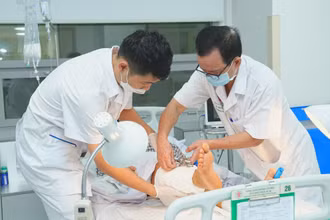 Bệnh nhân được nối lại cẳng chân, đang phục hồi sức khỏe tốt.