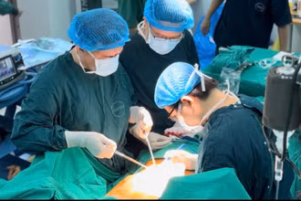 Các bác sĩ phẫu thuật cho bệnh nhân.