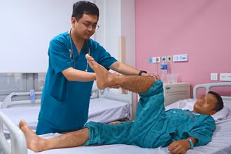 Bác sĩ Nguyễn Thành Huy theo dõi sức khỏe bệnh nhân sau can thiệp ECMO thức tỉnh.