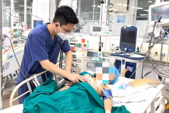 Bệnh nhi nằm điều trị tại Bệnh viện Bệnh Nhiệt đới Trung ương. (Ảnh: BVCC)