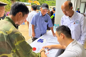Bác sĩ khám cho người dân vùng lũ.