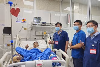 Các bác sĩ vui mừng khi cứu sống được thầy giáo vùng cao.