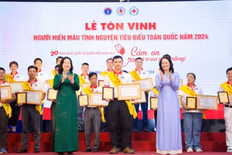 Bộ trưởng Y tế Đào Hồng Lan và Chủ tịch Trung ương Hội Chữ thập đỏ Việt Nam Bùi Thị Hoà trao bằng khen cho anh Nguyễn Văn Hiếu trong Lễ Tôn vinh người hiến máu tình nguyện tiêu biểu toàn quốc năm 2024.
