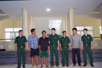 Tàu cá Bình Định đưa 2 ngư dân gặp nạn vào bờ an toàn