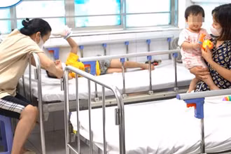 Trẻ mắc tay chân miệng nhập viện.