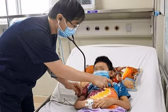 Bệnh nhi mắc sốt xuất huyết điều trị tại Bệnh viện Nhi Trung ương.