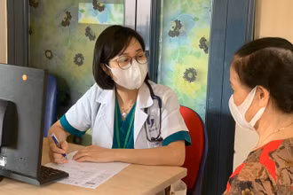 Bác sĩ chuyên khoa 2 Dương Thị Hồng Lý, Trưởng Khoa Ung bướu và điều trị giảm nhẹ, Bệnh viện Lão khoa Trung ương khám cho người bệnh.