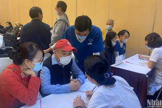 Các bác sĩ khám sàng lọc cho người cao tuổi. 