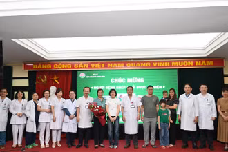 Các thầy thuốc Bệnh viện Phổi Trung ương chúc mừng bệnh nhân xuất viện. 