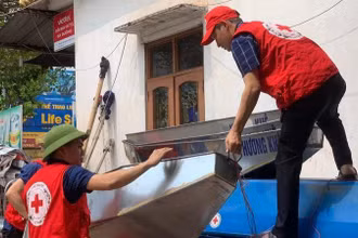 Hội Chữ thập đỏ tỉnh Hà Tĩnh kiểm tra thuyền máy, chủ động ứng phó với diễn biến phức tạp của bão Noru.