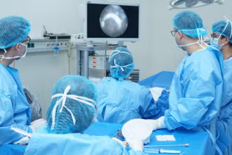 Các bác sĩ can thiệp cho bệnh nhân.