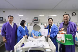 Ban Giám đốc Bệnh viện Phụ sản Trung ương thăm hỏi bệnh nhân.