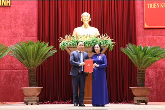 Đồng chí Trương Thị Mai, Ủy viên Bộ Chính trị, Bí thư Trung ương Đảng, Trưởng Ban Tổ chức Trung ương trao Quyết định Bí thư Tỉnh ủy Hòa Bình cho đồng chí Nguyễn Phi Long.
