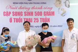 PGS,TS Trần Danh Cường, Giám đốc Bệnh viện Sản Trung ương chúc mừng gia đình em bé.