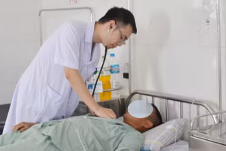 Bác sĩ chuyên khoa I Lương Minh Tuyến, Phó Trưởng Khoa Thận Lọc máu, Bệnh viện Bãi Cháy thăm khám cho các bệnh nhân bị rối loạn điện giải, suy thận cấp do nắng nóng.