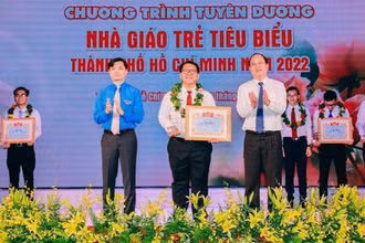 Lãnh đạo Trung ương Đoàn và Thành ủy Thành phố Hồ Chí Minh trao giải thưởng cho Nhà giáo trẻ tiêu biểu Thành phố Hồ Chí Minh. (Ảnh: THÀNH ĐẠT).