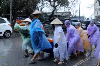 Các cơ sở y tế đang khắc phục hậu quả sau bão. 