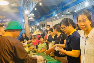 Du khách đến với lễ hội.