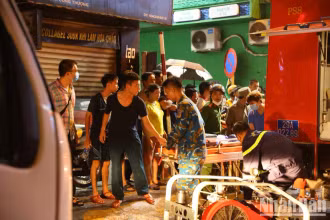 Đã có 4 người tử vong trong đám cháy tại phố Định Công Hạ. 