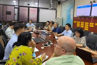 Lãnh đạo Bộ Y tế, Văn phòng WHO tại Việt Nam, US CDC tại Việt Nam và các vụ, cục, viện đã họp khẩn cấp để bàn phương án ứng phó dịch.