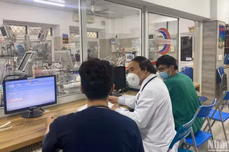 PGS, TS Nguyễn Văn Chi, Trung tâm Cấp cứu A9, Bệnh viện Bạch Mai hội chẩn cấp cứu. 