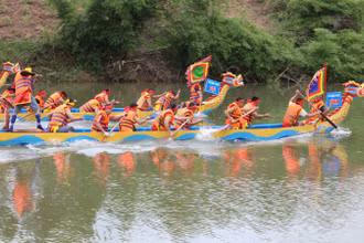 Thi bơi chải tại Lễ hội.