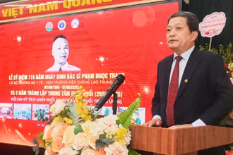 Tiến sĩ, bác sĩ cao cấp, Thầy thuốc ưu tú Đinh Văn Lượng, Giám đốc Bệnh viện Phổi Trung ương phát biểu tại lễ kỷ niệm. (Ảnh: T.H)