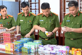 Công an xem xét các loại thuốc tân dược giả.