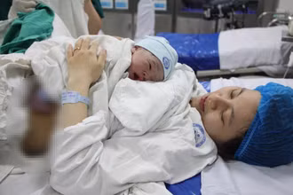 Bé trai Trần Hữu Nghị chào đời tại Bệnh viện Phụ sản Trung ương.