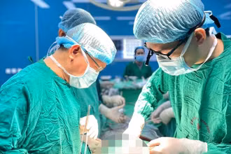 Các bác sĩ tiến hành phẫu thuật cho người bệnh.