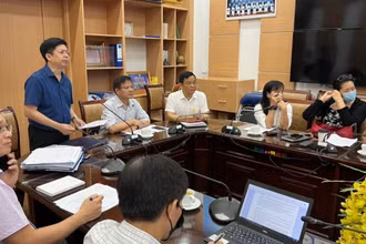 TS Nguyễn Trọng Khoa, Phó Cục trưởng Cục Quản lý Khám chữa bệnh (Bộ Y tế), Phó Chủ tịch Hội đồng phát biểu tại cuộc họp.