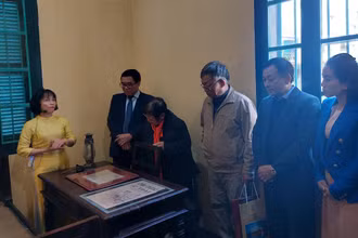 Các đại biểu tham quan trưng bày tại di tích Nhà Chủ tịch Hồ Chí Minh ở và làm việc (phường Vạn Phúc, quận Hà Đông).