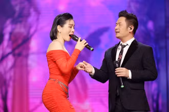 Ca sĩ Bằng Kiều và Lệ Quyên song ca tại đêm nhạc.