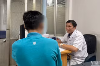 Đ.P.K (sinh năm 1985, TP Sa Đéc, tỉnh Đồng Tháp) đang được khám tại Khoa tư vấn và điều trị nghiện chất, TP Sa Đéc, tỉnh Đồng Tháp.